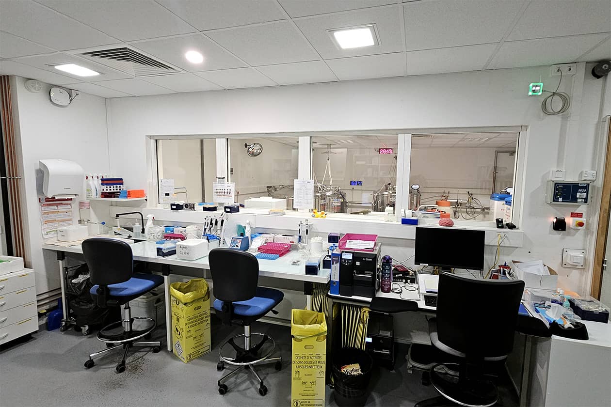 <hr>La proximité du local d’azote avec la salle technique du CRB permet une surveillance facilitée.