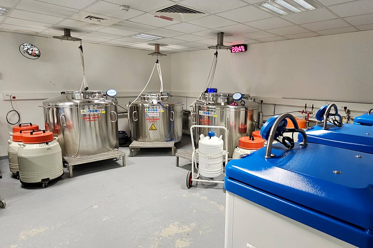 <hr>Cuves d’azote liquide avec capacité de stockage de 48 000 échantillons, système de remplissage automatique en azote et poulie permettant une ergonomie parfaite.