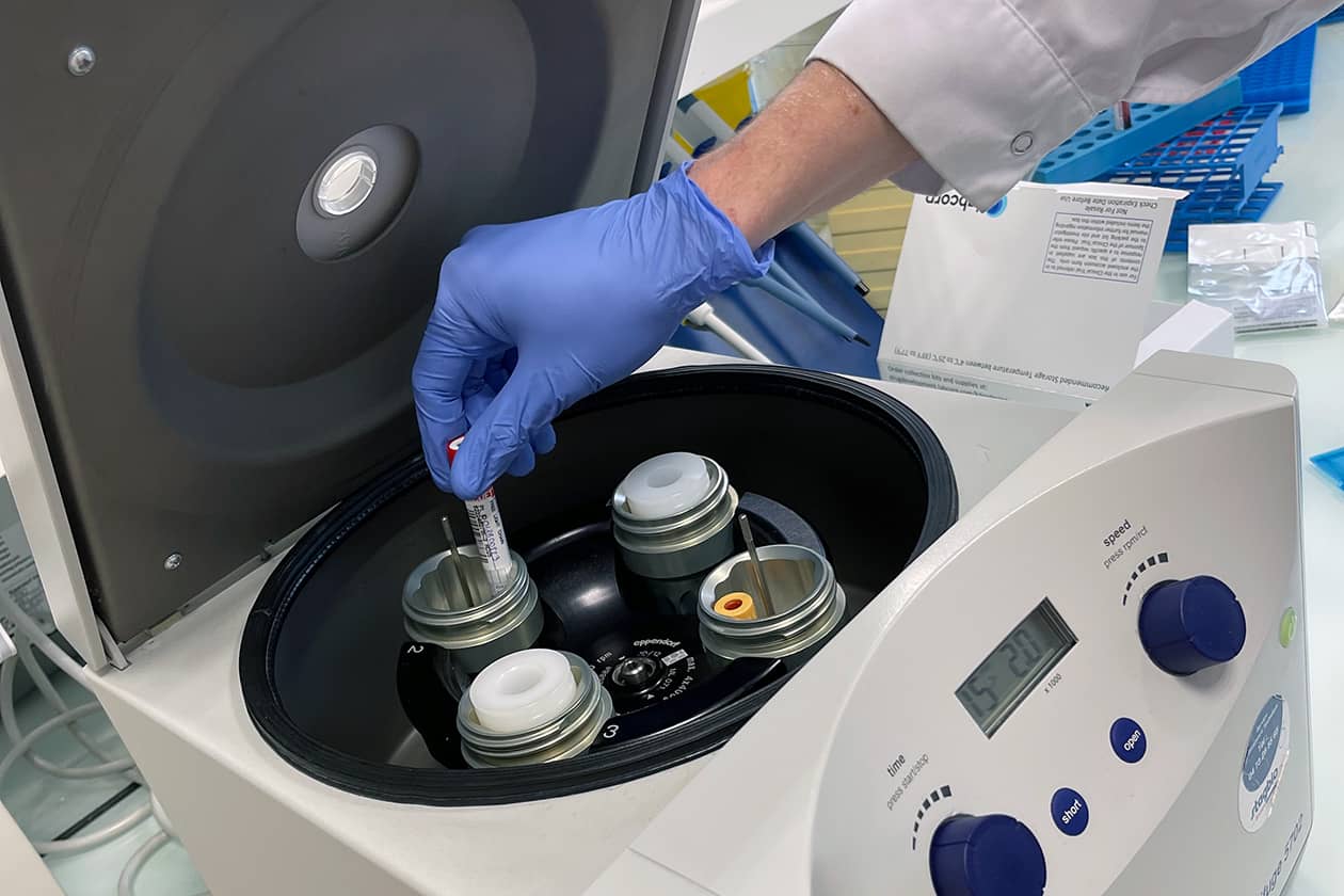 <hr>Centrifugation à température contrôlée.