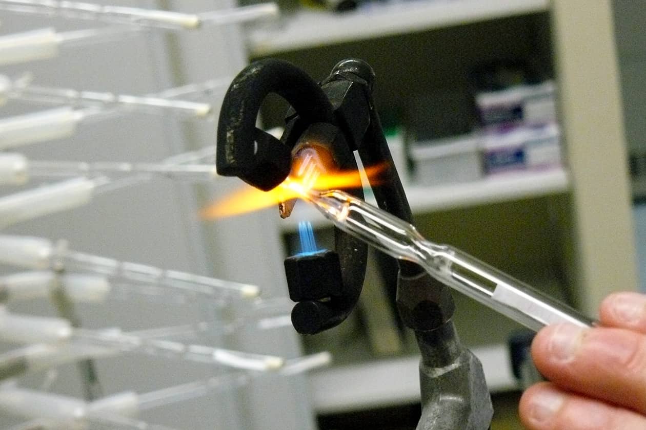 <hr>Scellage d’ampoules contenant des bactéries lyophilisées. © INRAE, P. Portier.