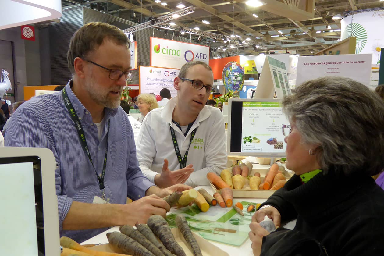 <hr>Présentation de la diversité génétique de carotte au salon de l’agriculture. © E. Geoffriau.