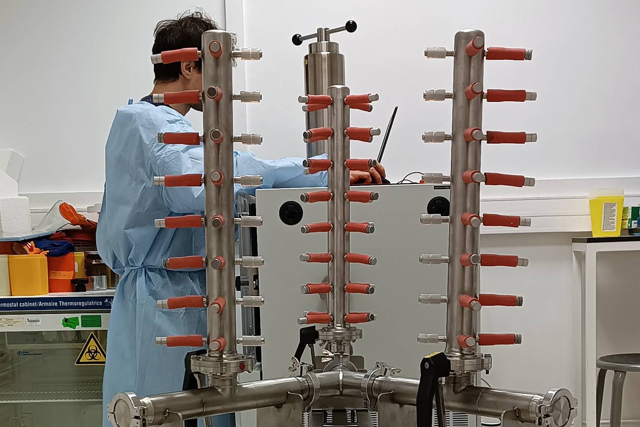 <hr>Lyophilisateur pour les échantillons issus de cultures de souches microbiennes. Les lyophilisats sont scellés et conservés dans l’obscurité. © Institut Pasteur.