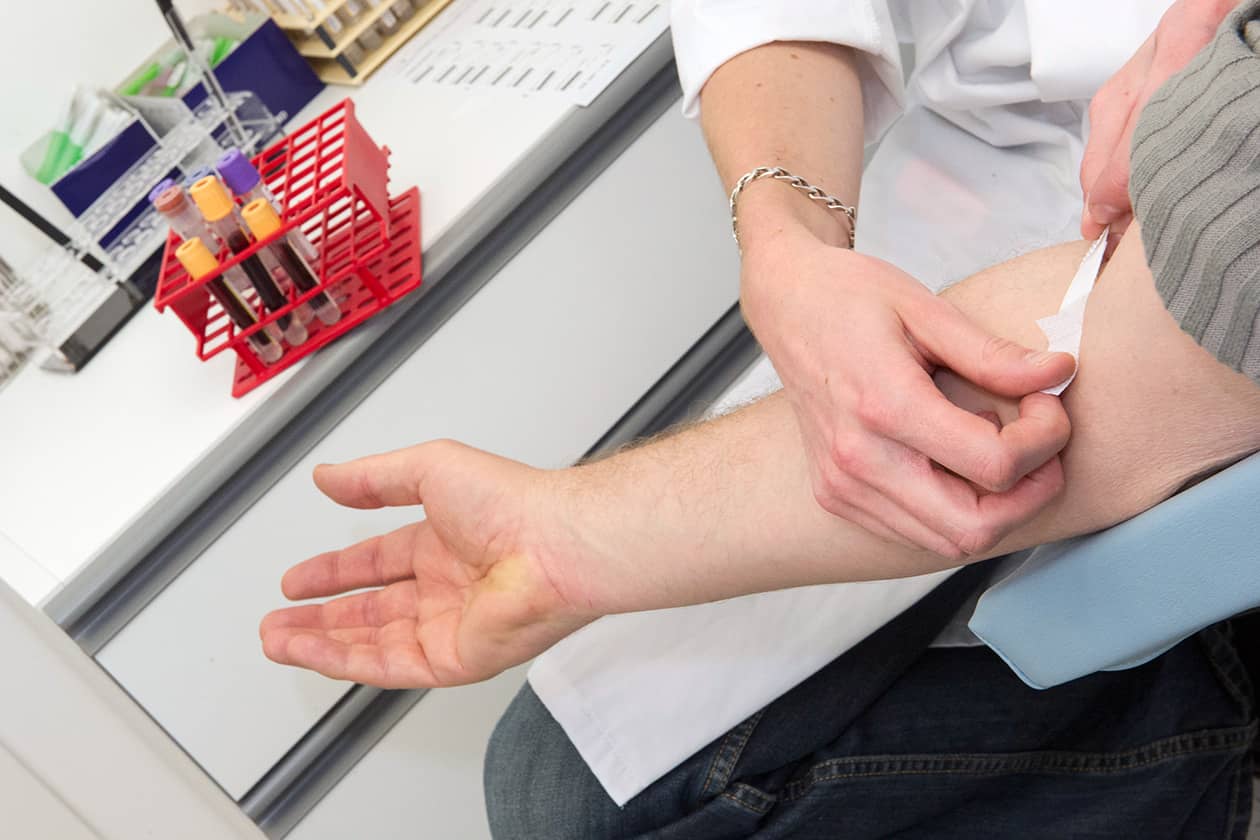 <hr>Prise de sang réalisée sur un volontaire par la plateforme d’investigation clinique de l’Institut Pasteur travaillant en tandem avec la biobanque CHIP. © Institut Pasteur.