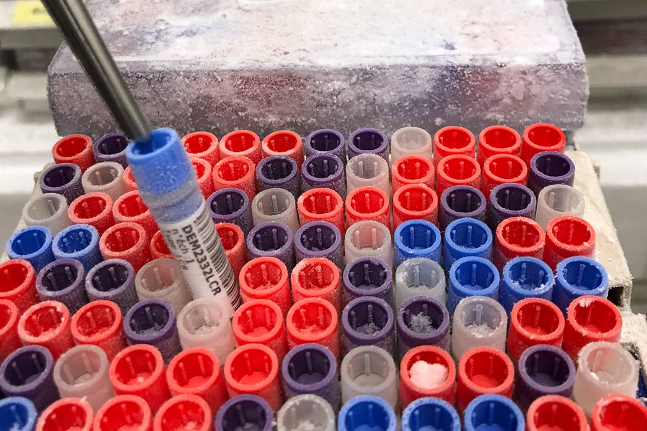<hr>Conservation d’échantillons de sérum et de LCR à -80°C en microplaques. ©CRB des HCL, CHU de Lyon.