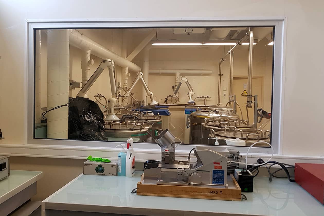 <hr>Salle de stockage du site primaire de la cryobanque.