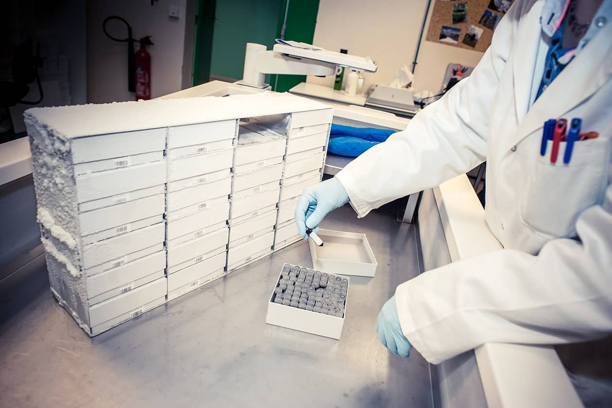 <hr>Le stockage des échantillons est tracé à l’aide d’un système de barcoding, du congélateur, au rack, jusqu’à la boite et au tube.