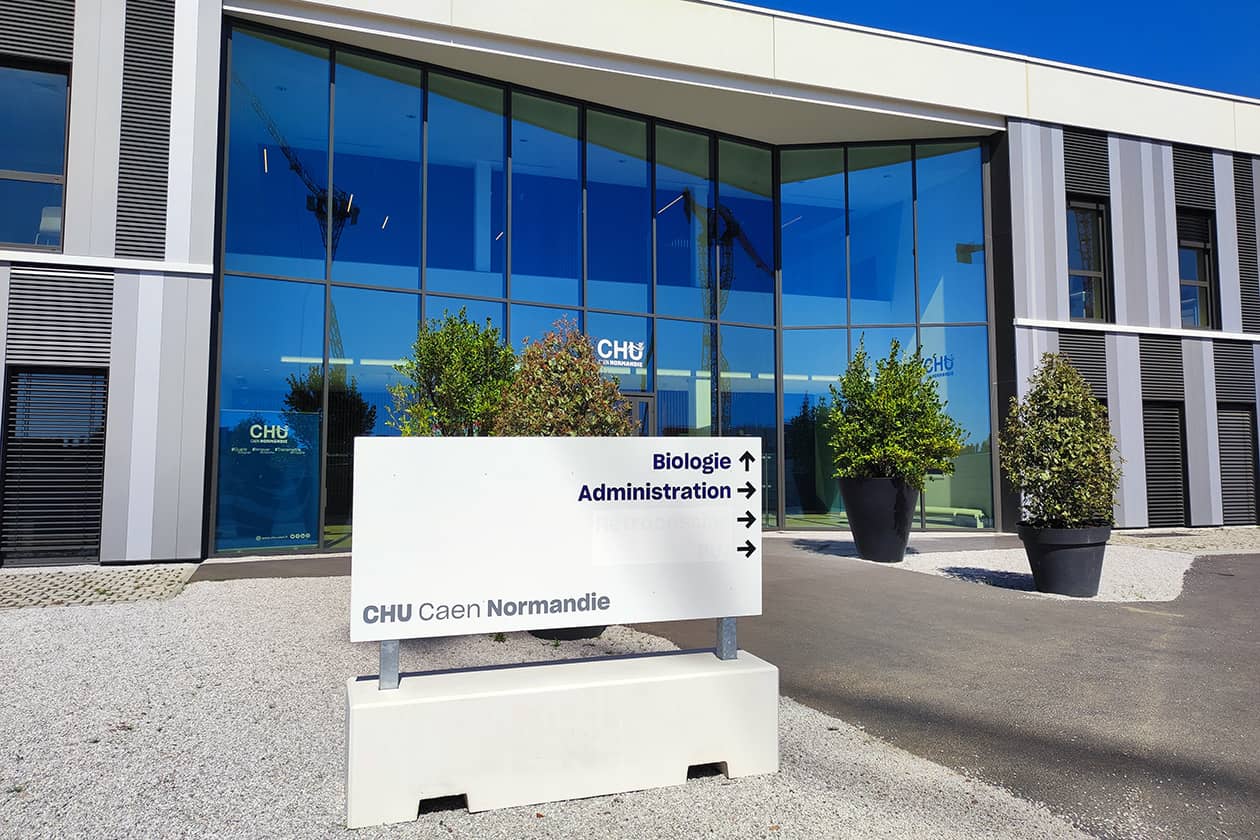<hr>Le CRB InnovaBIO est implanté dans le nouveau bâtiment Biologie-Recherche du CHU Caen Normandie inauguré en 2023.