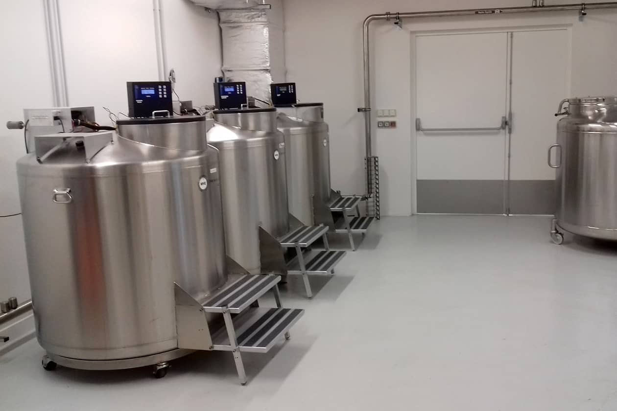 <hr>Cuves pour le stockage d'échantillons.