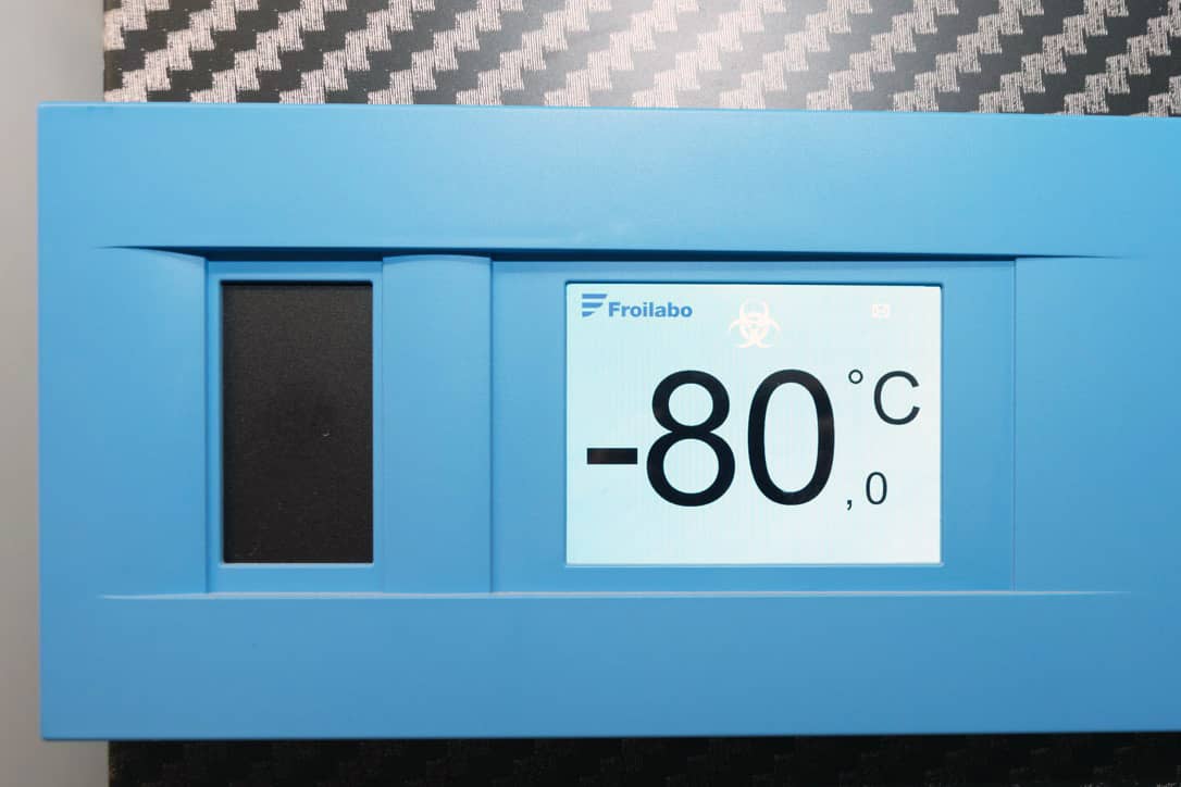 <hr>Écran d’un congélateur à -80°C.