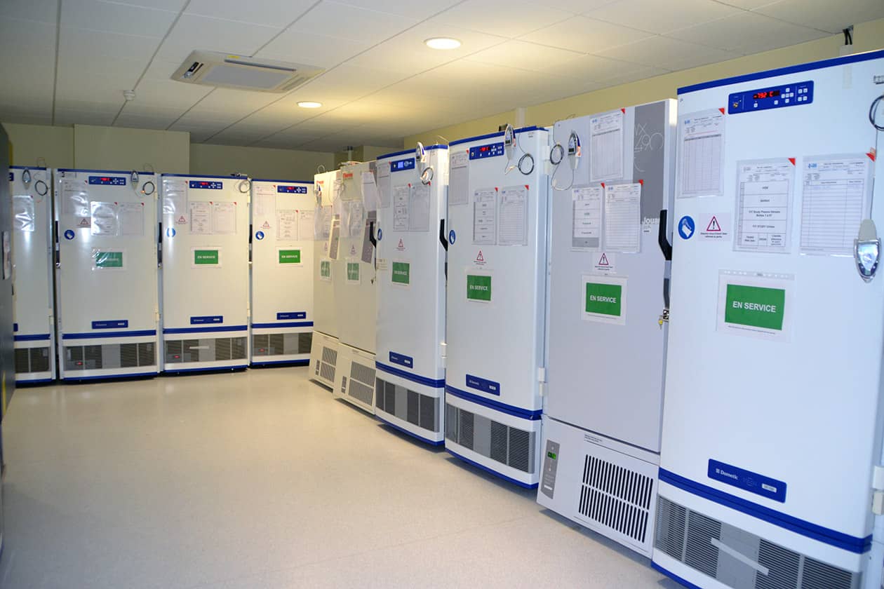 <hr> Salle des congélateurs sur le site CRB du Centre d’investigation clinique.