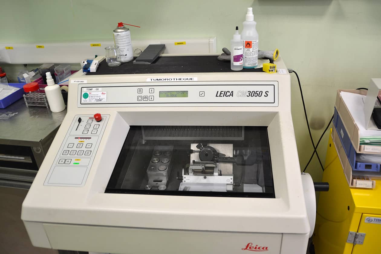 <hr>Cryostat utilisé pour la coupe de tissus congelés sur le site CRB du Service d’anatomie et cytologie pathologiques – Tissuthèque.