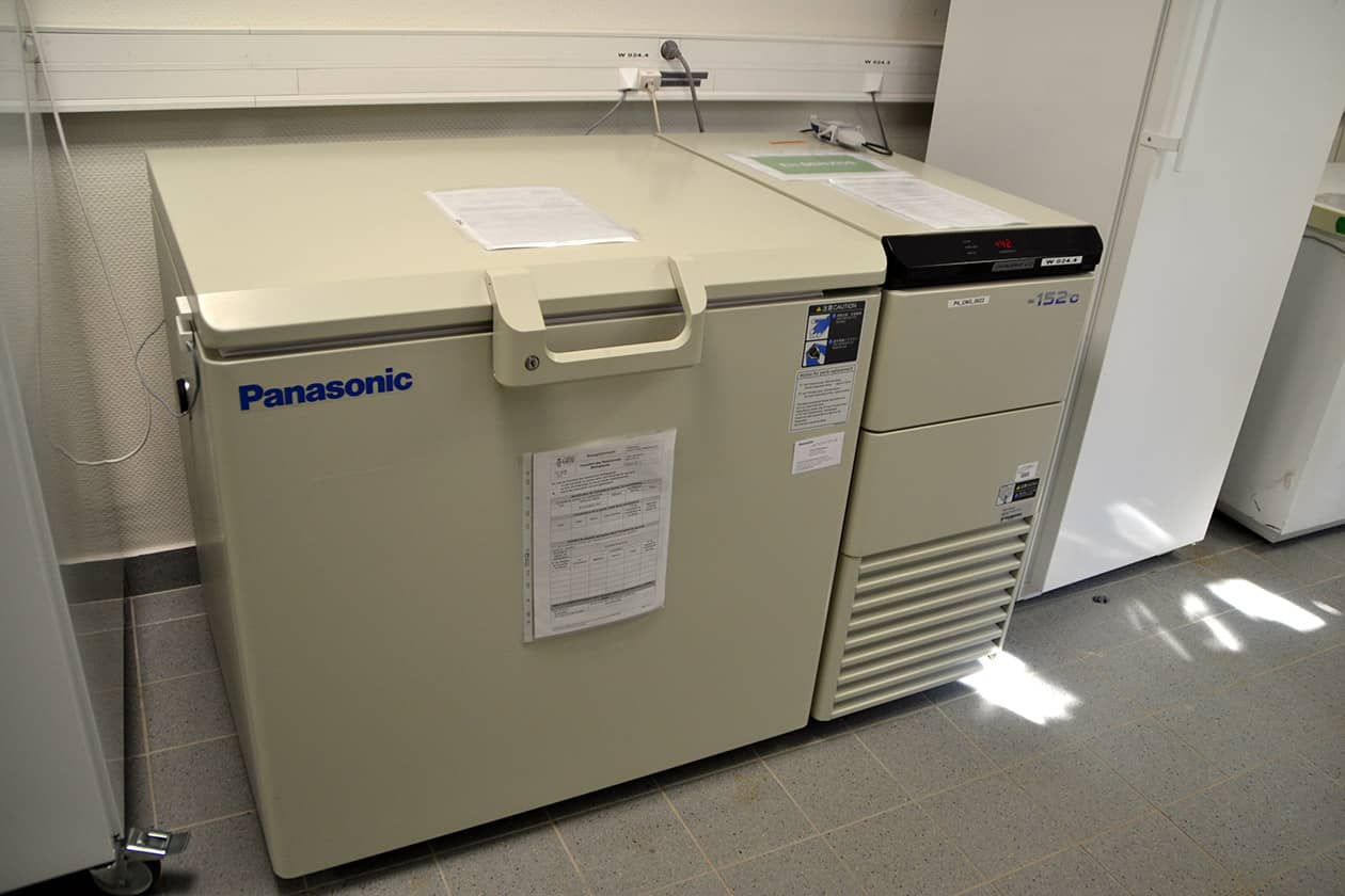<hr>Congélateur à -150°C sur le site CRB du Laboratoire de génétique chromosomique.