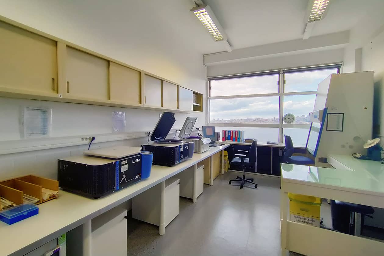 <hr>Salle pour la réception de prélèvements et l'isolement de fractions sanguines au CRB Saint-Antoine.