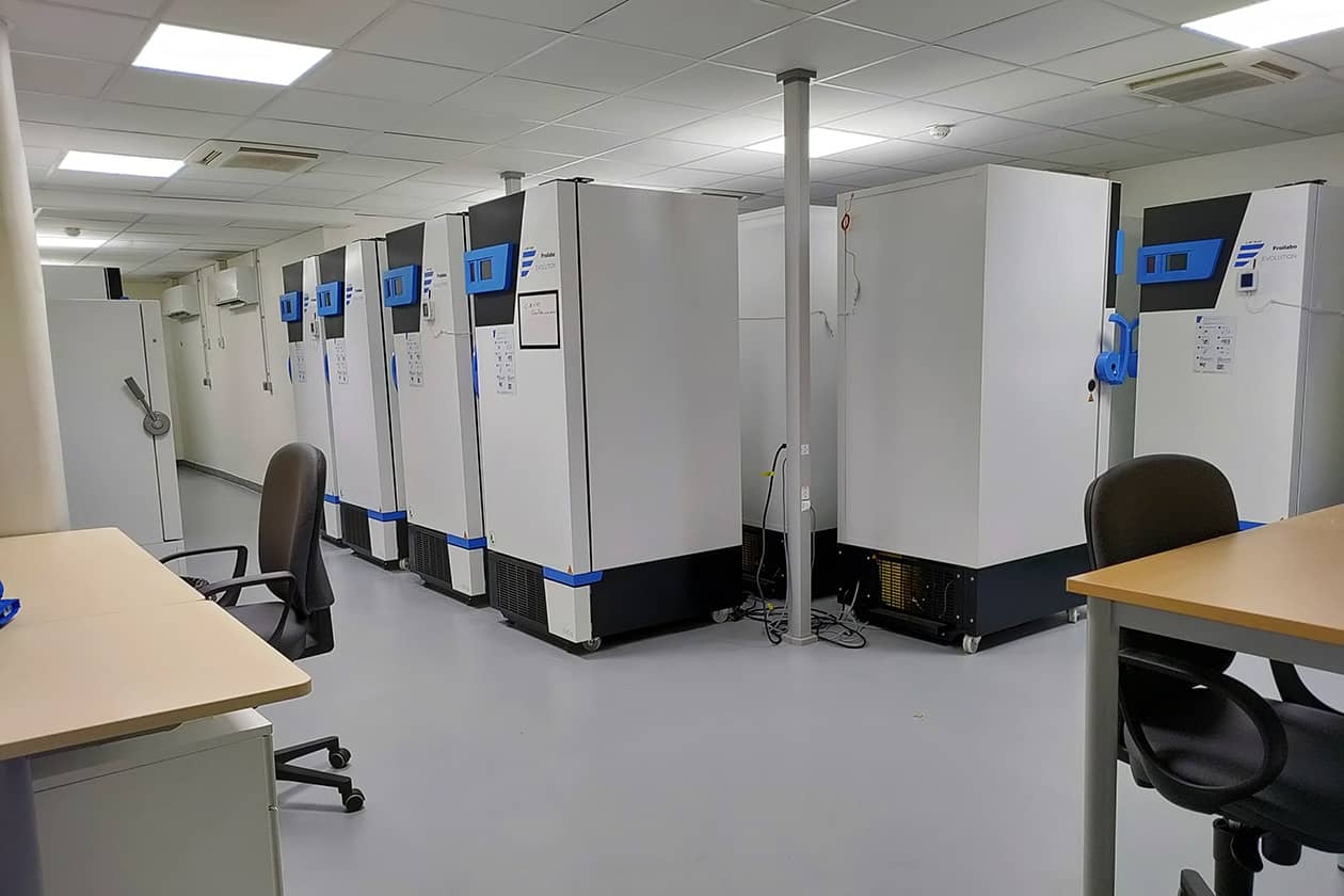 <hr>Stockage des ressources biologiques à -20°C, -80°C et -150°C, avec surveillance des températures 24h/24.