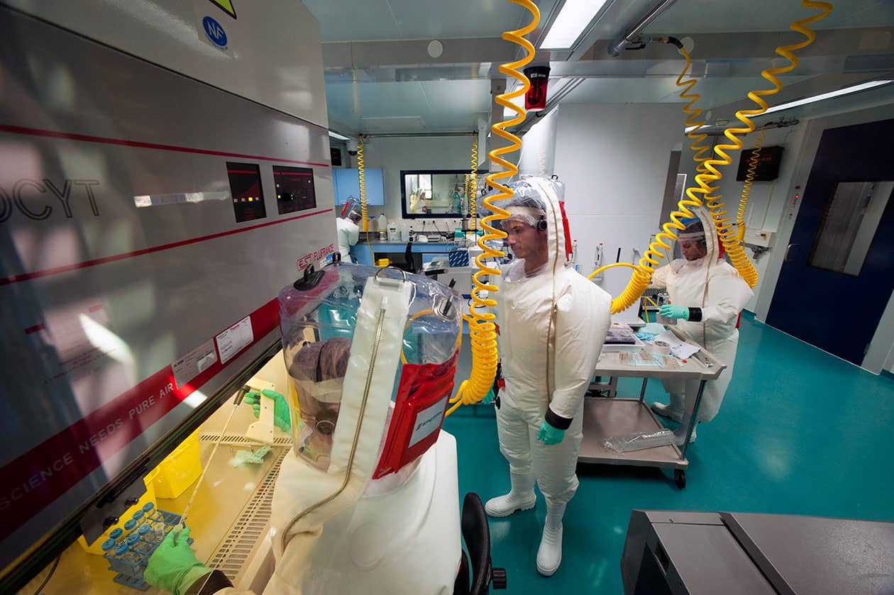 <hr>Zone NSB4 dédiée aux expérimentations in vitro. ©Inserm, P. Latron.