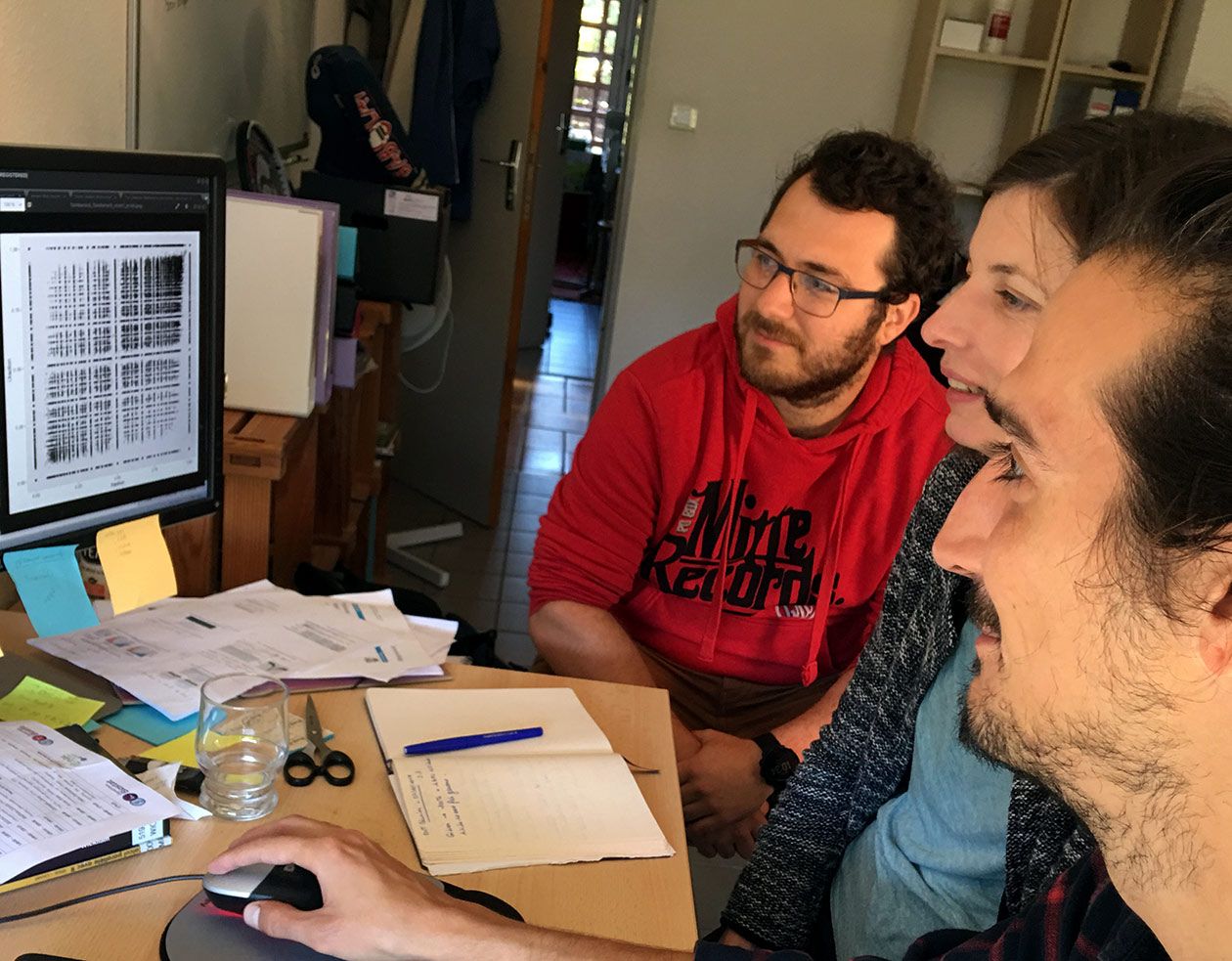 <hr>Membres de l’équipe de la plateforme autour d’un projet de développement réalisé en collaboration.