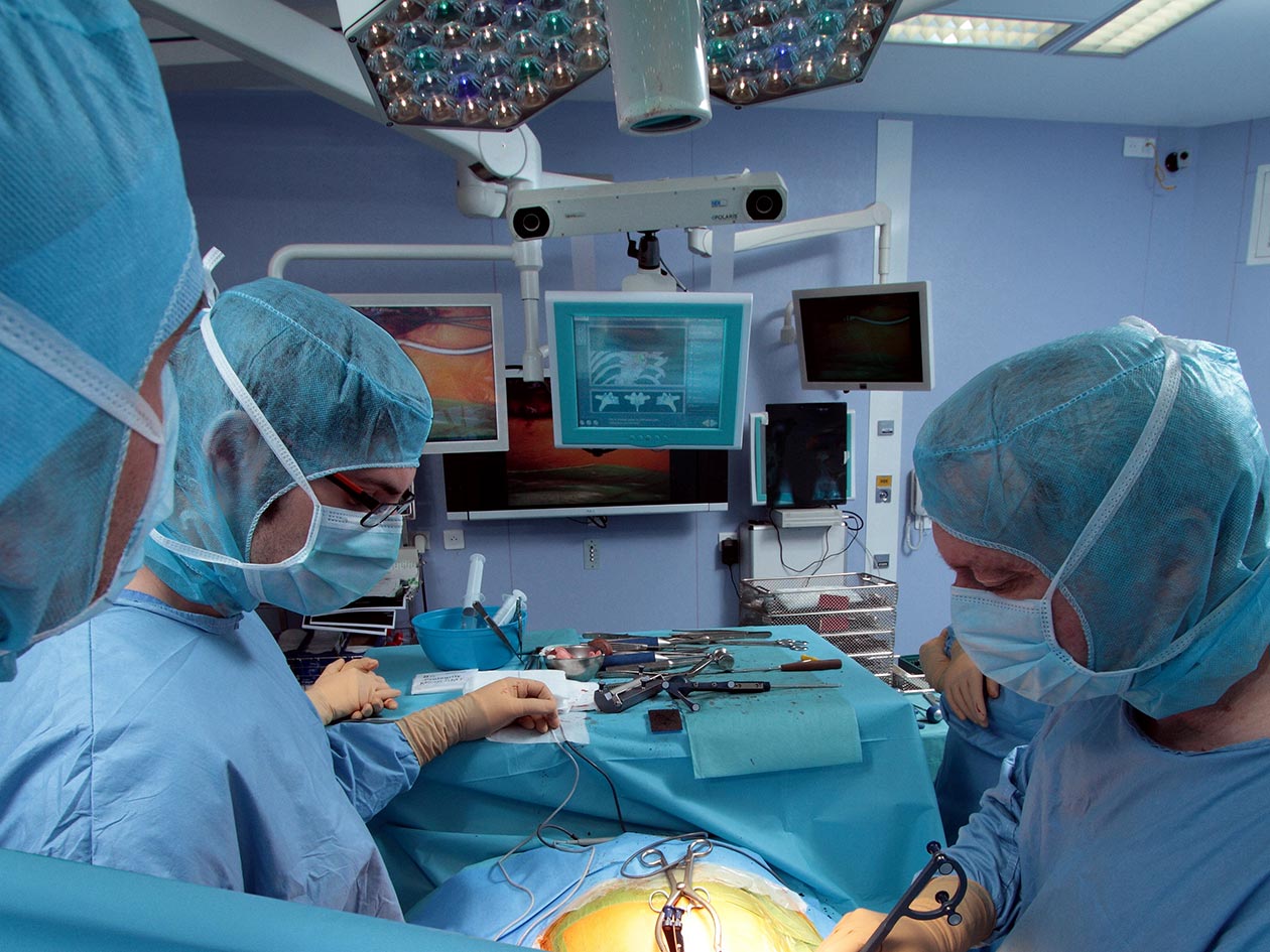 <hr>Interventions médicales assistées par ordinateur : chirurgie du rachis utilisant une station de navigation chirurgicale.