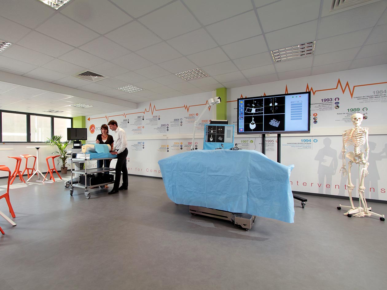 <hr>Vitrine ECCAMI. Showroom permettant aux différents partenaires de démontrer l’intérêt de leurs travaux.