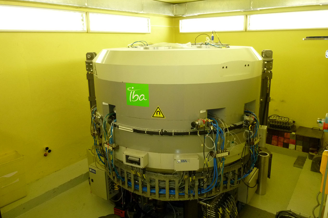 <hr>Cyclotron biomédical du CERMEP dans sa casemate.