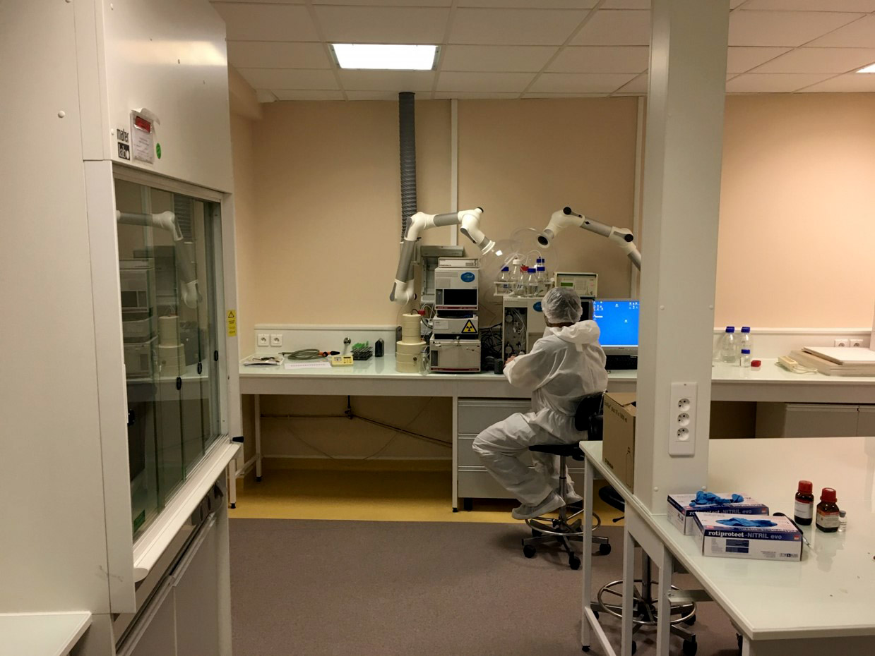 <hr>Salle de radiochimie et radiopharmacie du CERMEP.