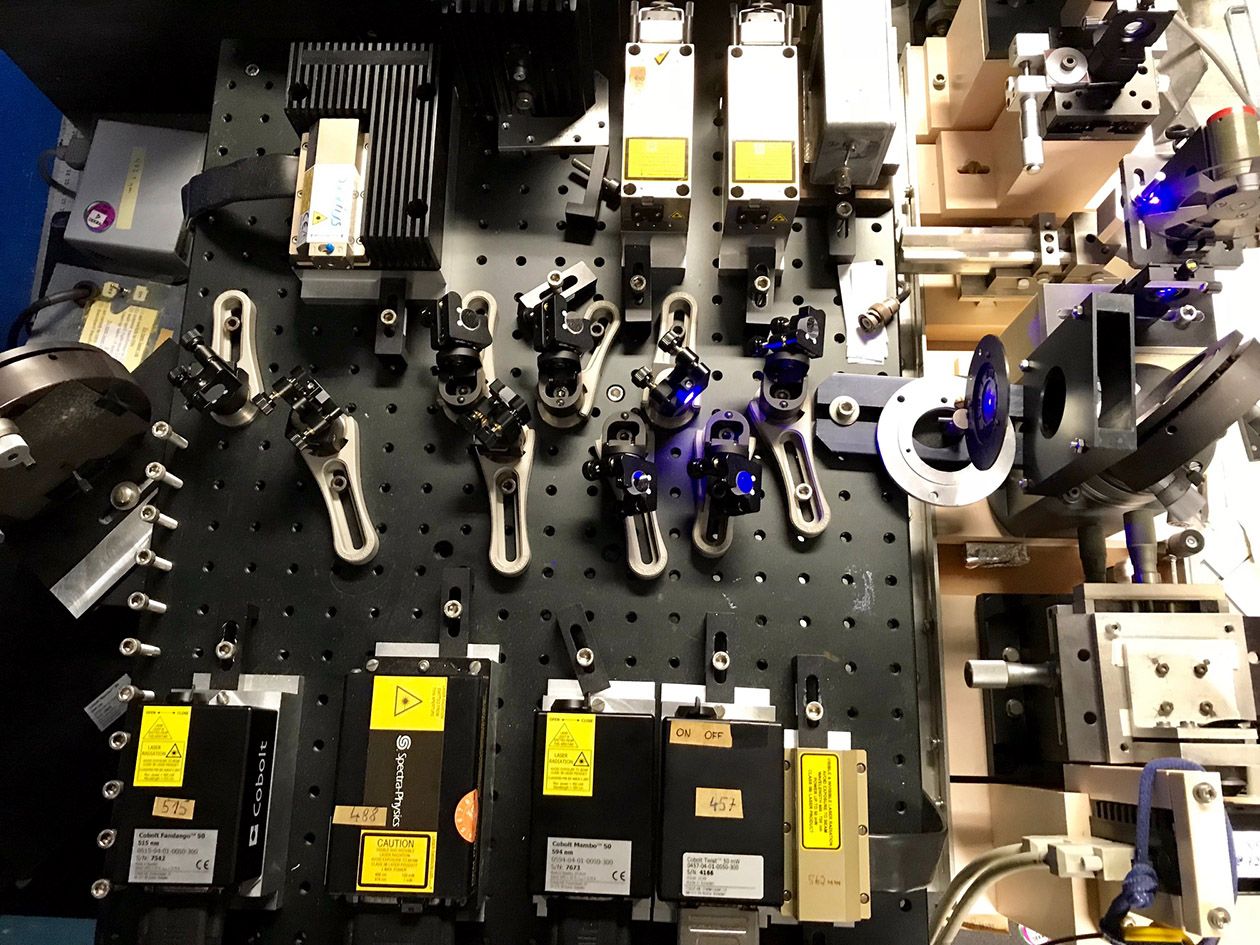 <hr>Banc optique du plateau d’absorption transitoire avec différentes sources d’excitation laser.