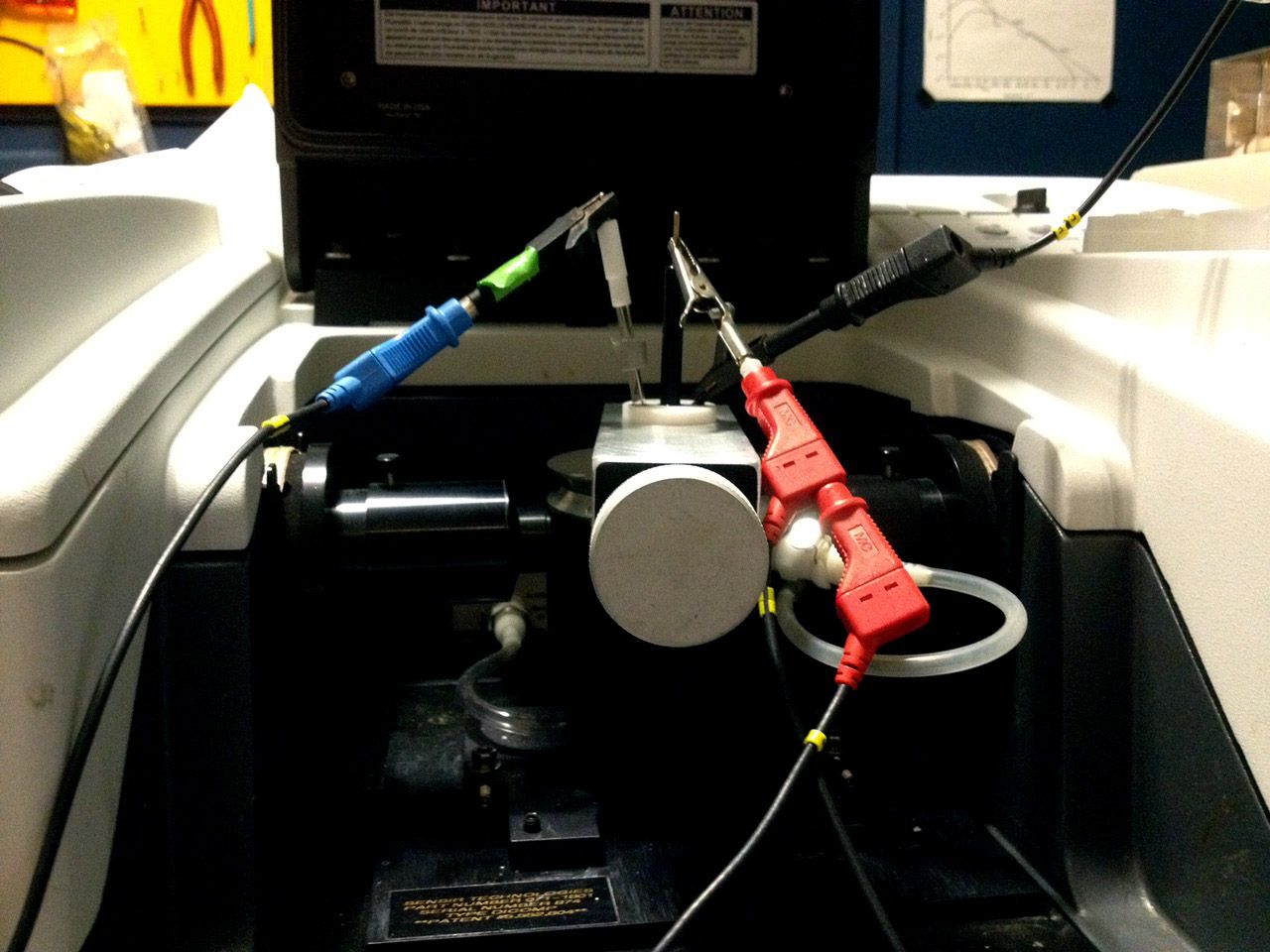 <hr>Cellule électrochimique sur prisme ATR pour la réalisation de mesures spectro-électrochimiques.