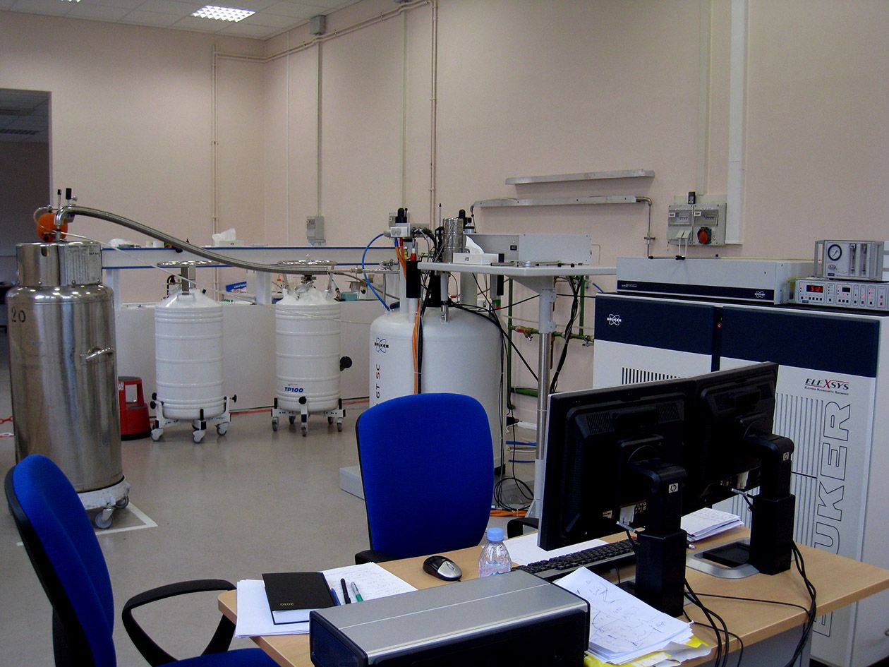 <hr>Spectromètre de RPE pulsé à 95 GHz (3T).