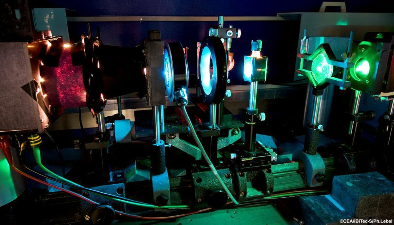 <hr>Lumière de sonde traversant un échantillon lors de la réalisation de mesures d’absorption transitoire.