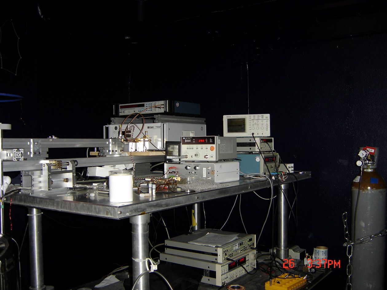 <hr>Source micro-ondes utilisée dans le montage RPE CW 95/180/285 GHz conçu pour la plateforme.