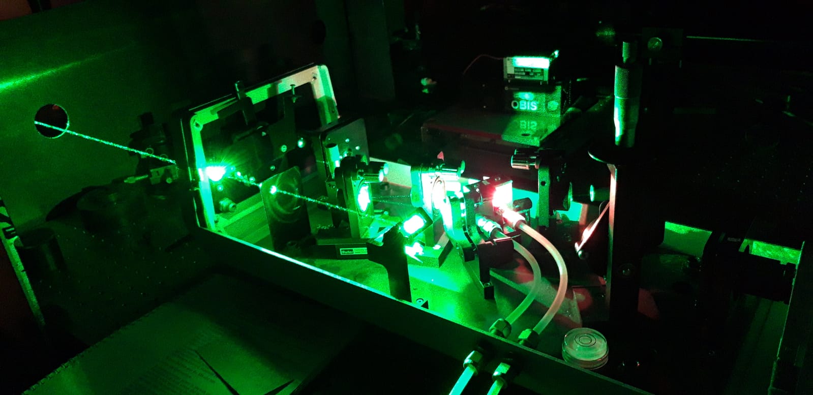 <hr>Laser titane-saphir, pompé par un laser argon, permettant l’excitation dans le proche infrarouge.