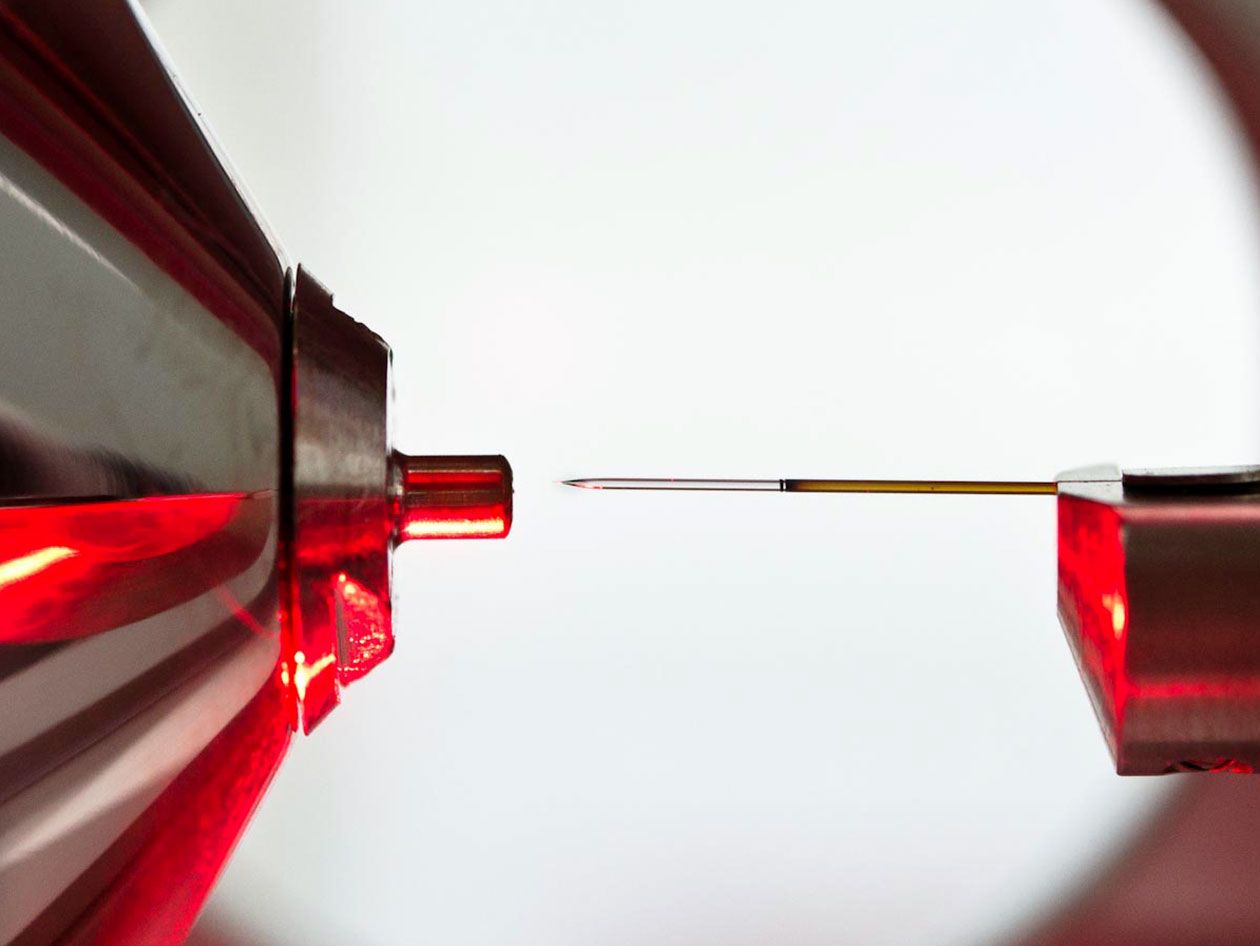 <hr>Injection d’un échantillon dans le spectromètre de masse avec une source d’ionisation par nano-électrospray.