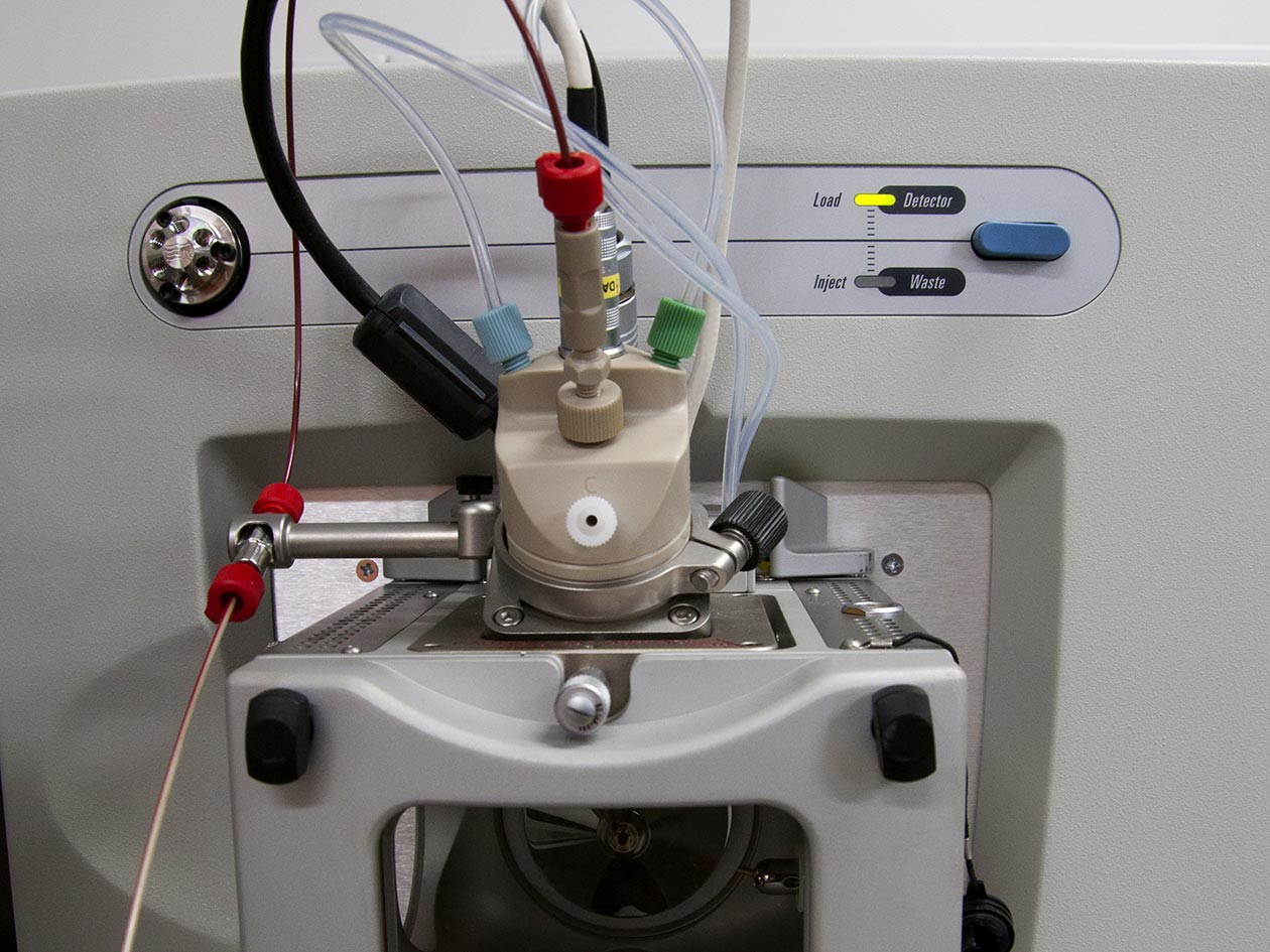 <hr>Source électrospray d’un spectromètre de masse.