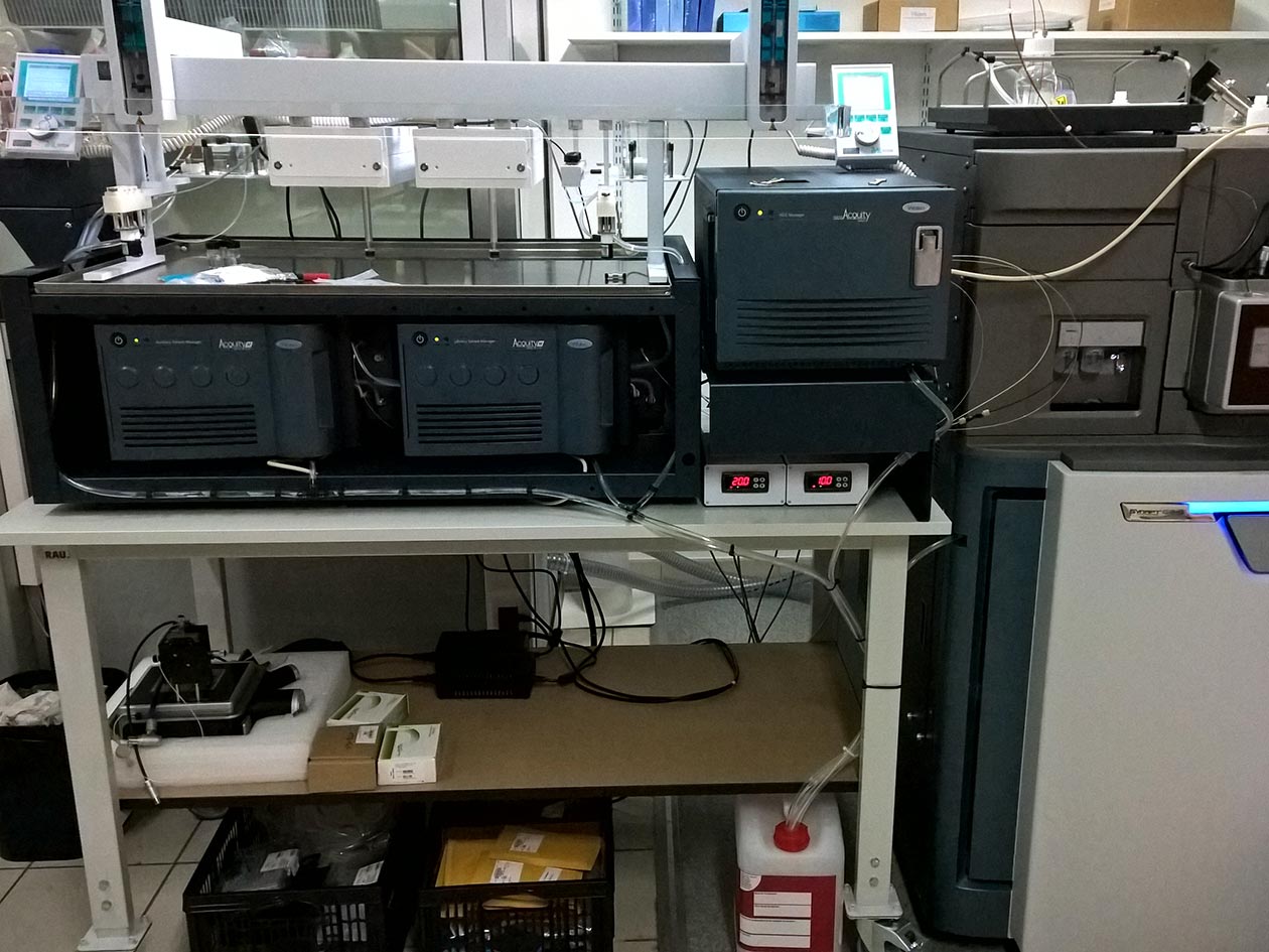 <hr>Spectromètre de masse et robot de préparation d’échantillons pour l’analyse structurale de complexes protéiques par HDX-MS et MS native.