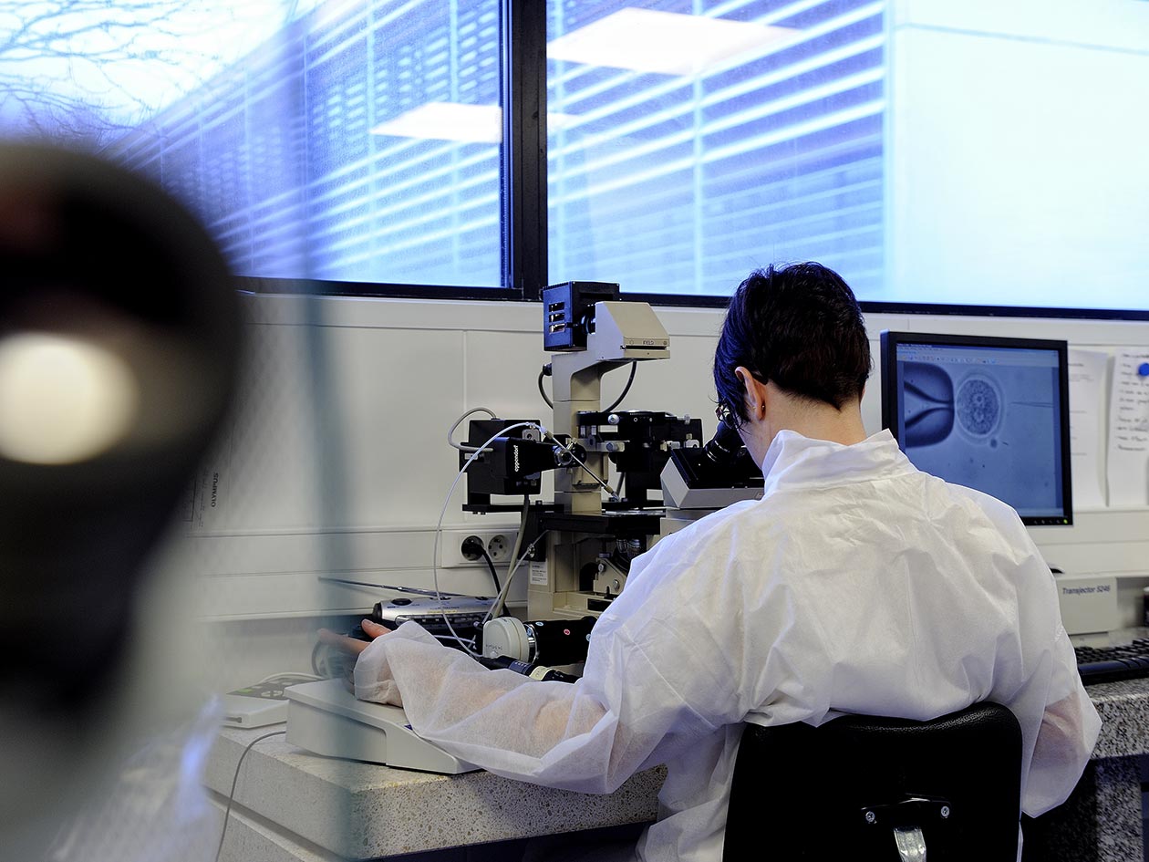 <hr>Service de transgénèse du plateau de biologie expérimentale de la souris (AniRA-PBES). © P. Delapierre, Inserm.