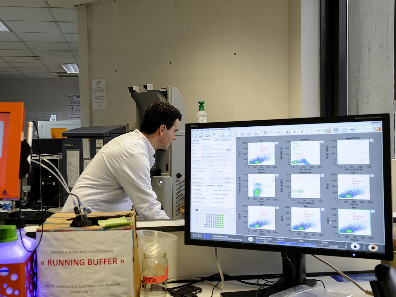 <hr>Cytomètre de flux du plateau technique AniRA-Cytométrie. © P. Delapierre, Inserm.