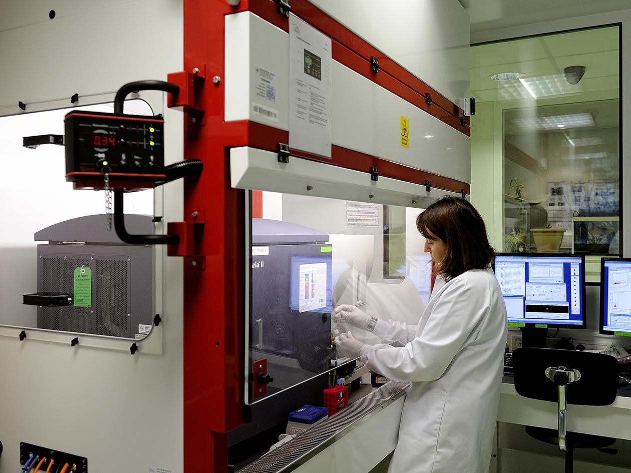 <hr>Trieur de cellules FACS ARIA II sous hotte au plateau technique AniRA-Cytométrie. © P. Delapierre, Inserm.