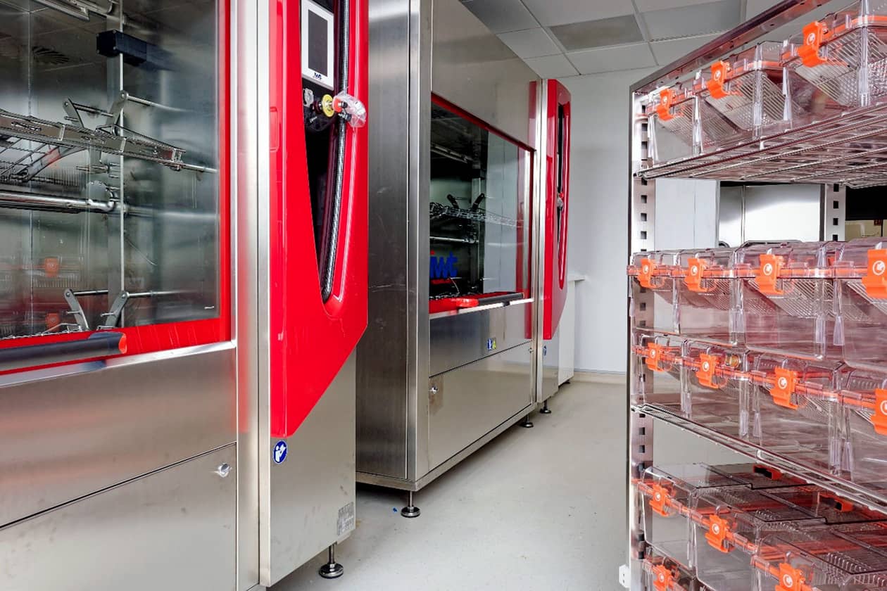 <hr>Laveurs de cages de zone expérimentale en milieu confiné (AniRA-PlexMico, AniRA-PBES). © Inserm, V. Moncorgé.