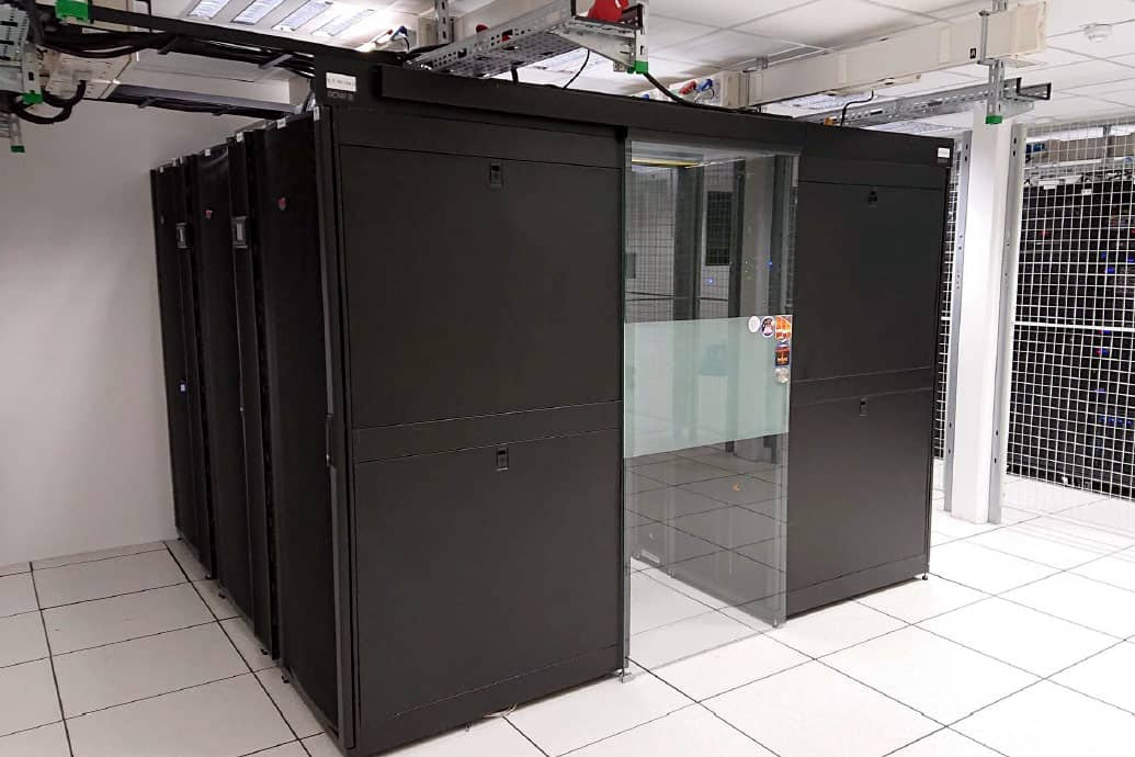 <hr>Ilot HPC du datacenter de Nantes Université, hébergeur du cluster de calcul de la plateforme BiRD. © J. Coatanea.