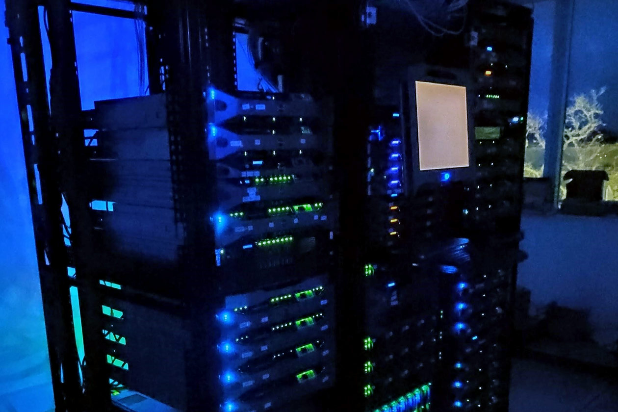 <hr>Serveurs de stockage et nœuds de calcul de la plateforme ABiMS. © E. Corre