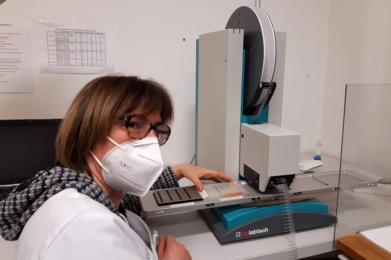 <hr>Ingénieure de la plateforme réalisant une expérience de cristallogenèse sur le robot Mosquito.