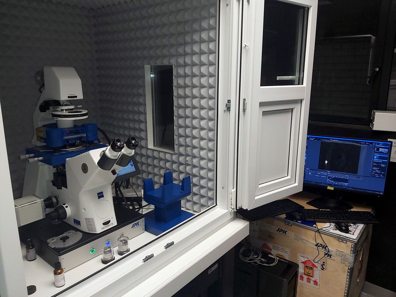 <hr>Microscope AFM JPK Instruments avec module Apotome (CIRB).
