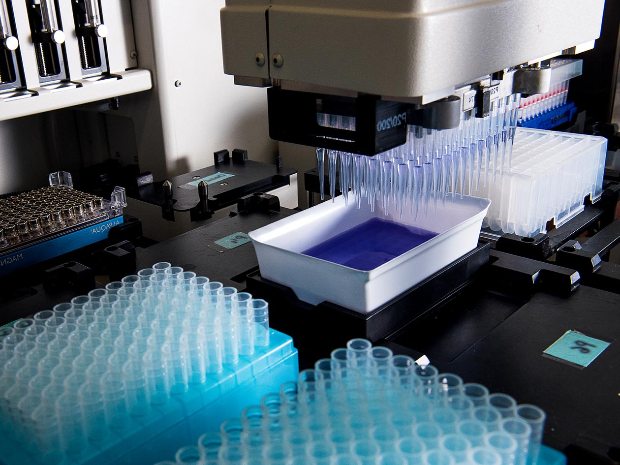 <hr>Plateforme d’extraction d’ADN capable de traiter jusqu’à 10 plaques 96 puits en parallèle avec un robot pipeteur Beckman Biomek FXp.