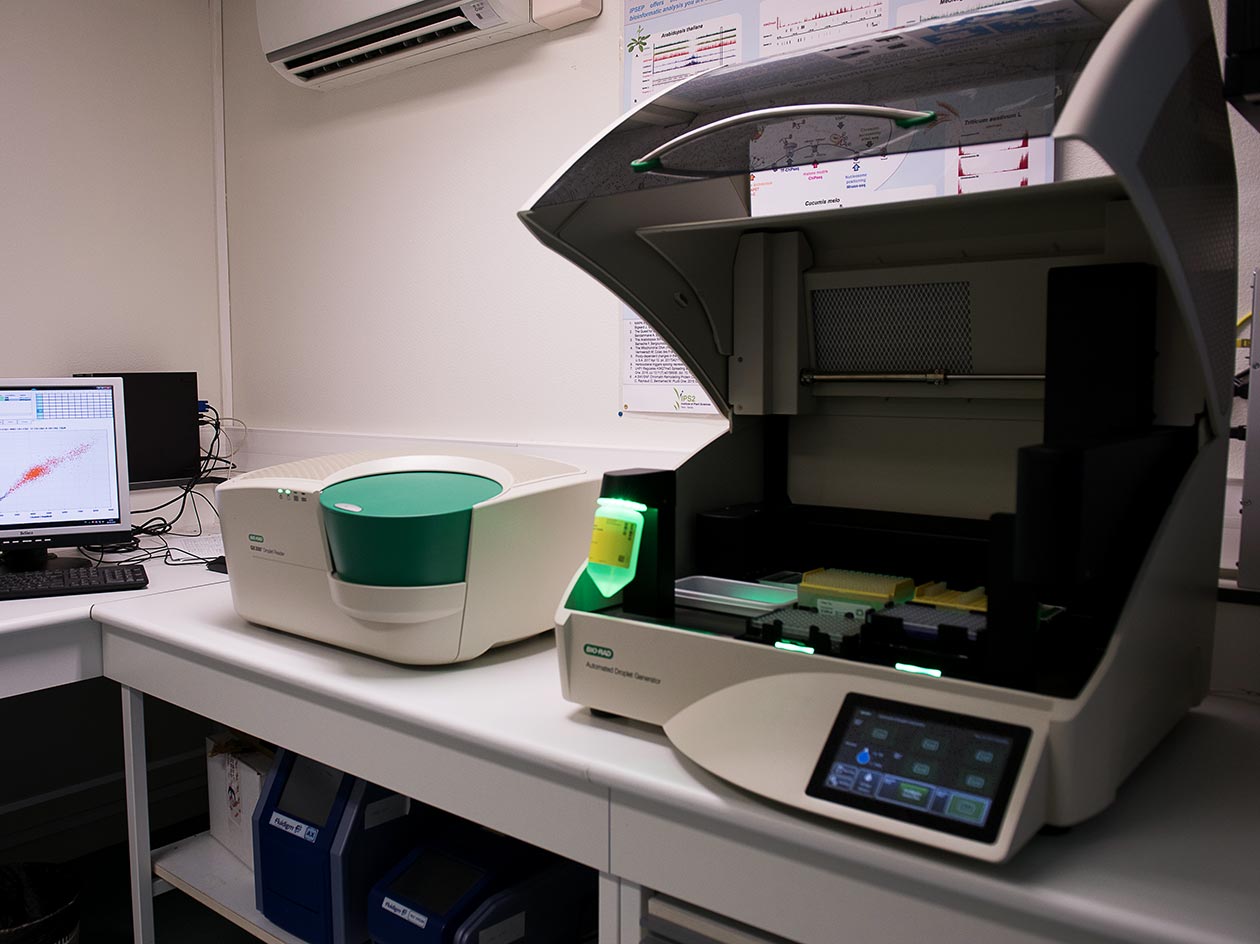 <hr>Système de PCR digitale en gouttelettes utilisé pour le dosage précis des banques de séquençage et la détection de variants rares. Bio-Rad, QX200 et AutoDg.