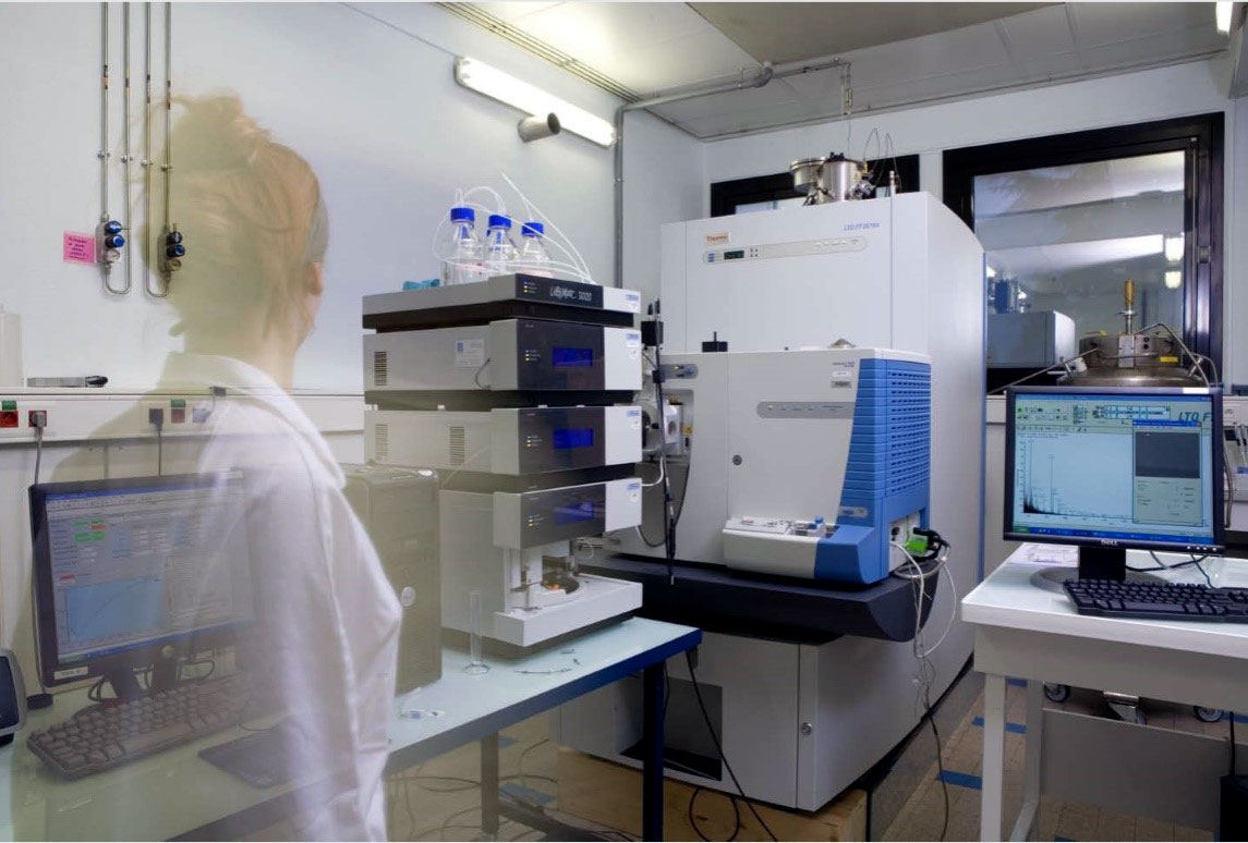<hr>Système de chromatographie liquide couplé à un spectromètre de masse pour l’analyse protéomique d’échantillons biologiques.