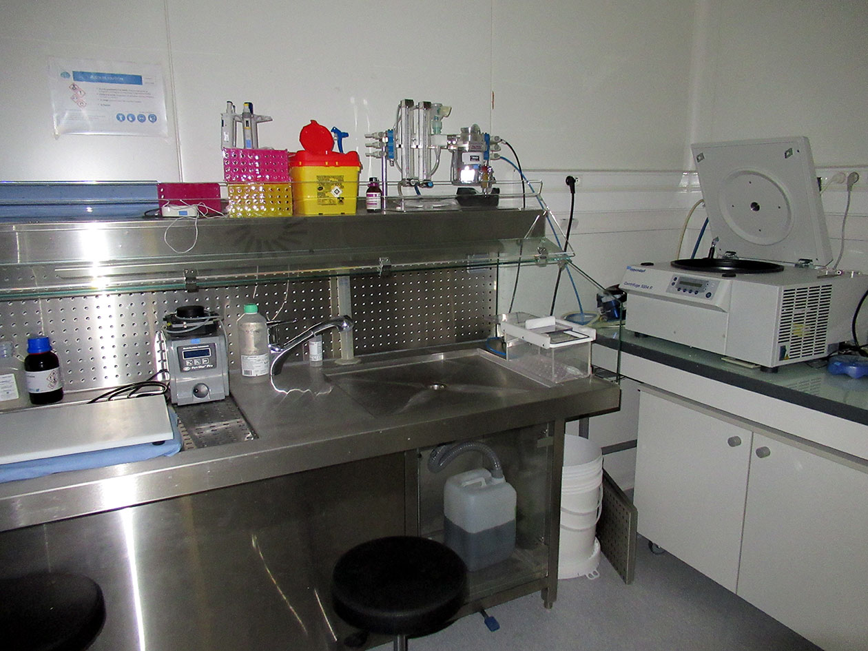 <hr>Table de perfusion et centrifugeuse.