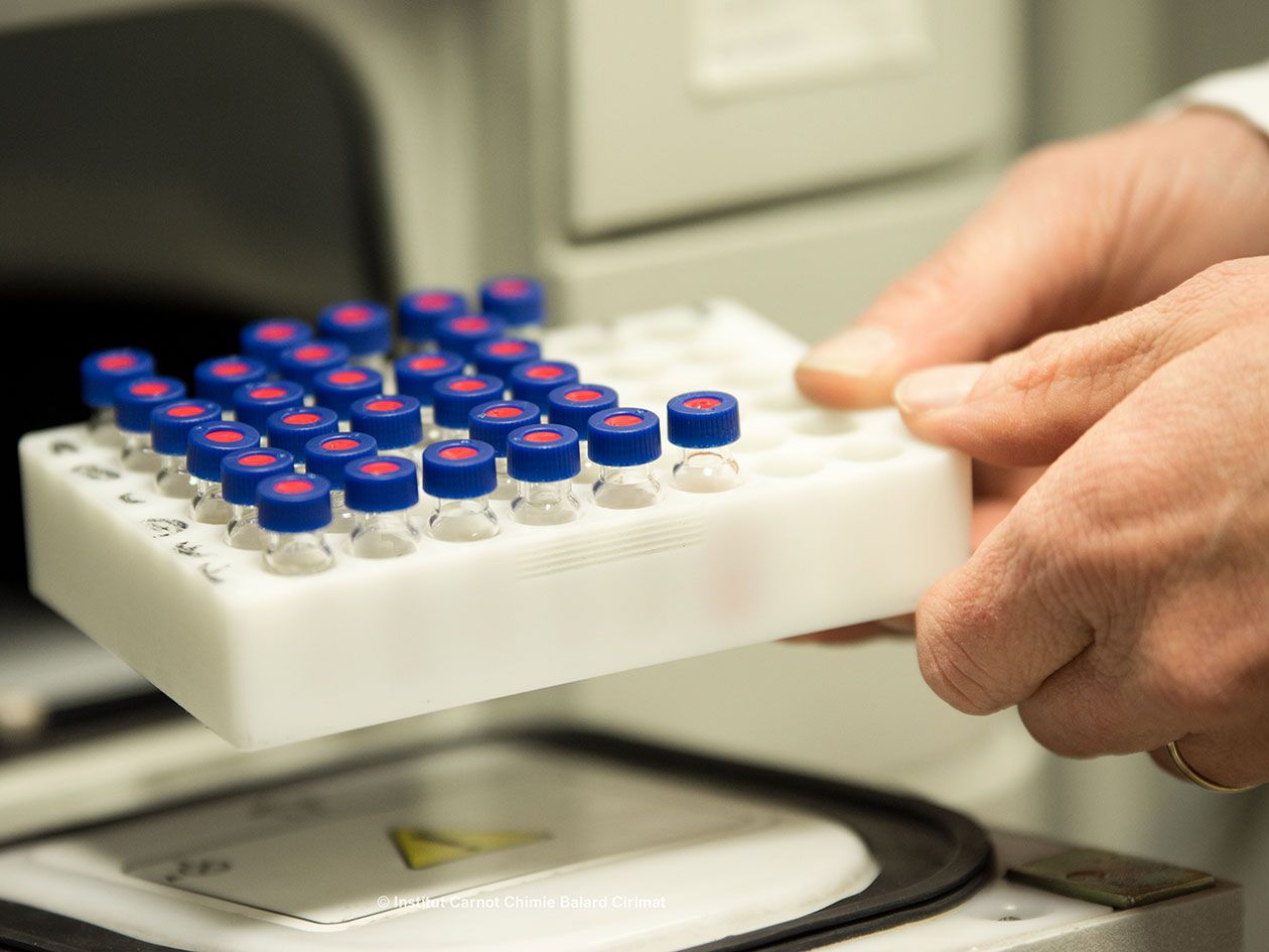 <hr>Etude par UPLC-MS de composés.