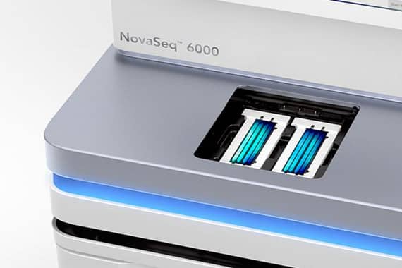 <hr>Séquenceur NovaSeq 6000 chargé avec deux flow cells S4 dont la capacité totale de séquençage est d’environ 20 milliard de séquences.