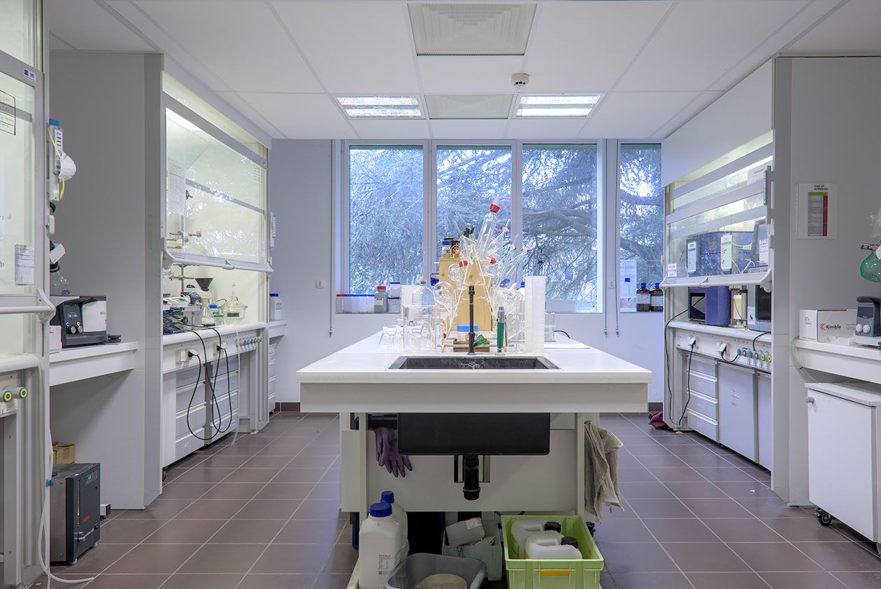 <hr>La plateforme CHEM-Symbiose est un laboratoire de 40 m² entièrement dédié à la synthèse chimique de molécules.