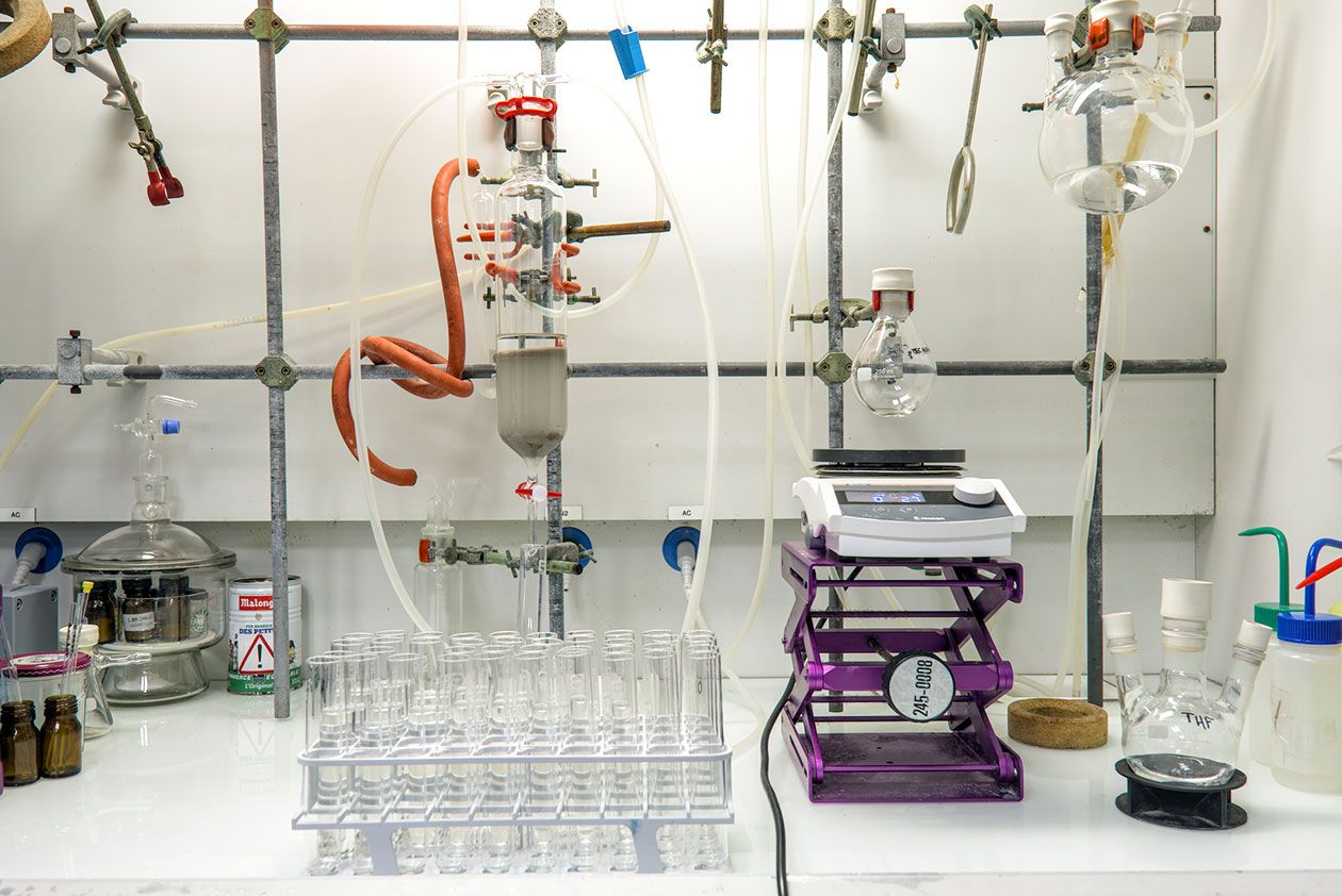 <hr>Certaines purifications nécessitent une chromatographie manuelle sur une phase stationnaire particulière pour isoler les molécules.