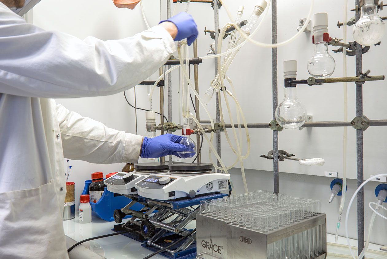 <hr>La plateforme CHEM-Symbiose est spécialisée dans la synthèse de composés d’intérêt par la mise en œuvre de réactions chimiques.